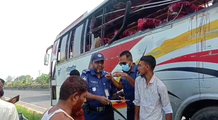 বাসাইলে সড়ক দুর্ঘটনায় নারীসহ নিহত ৩